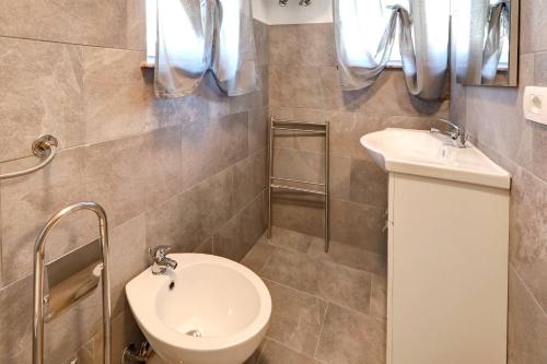 a bathroom with a toilet and a sink at Affittacamere Scenario in Fogliano Redipúglia
