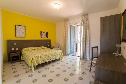 En eller flere senge i et værelse på Hotel Capo Sud