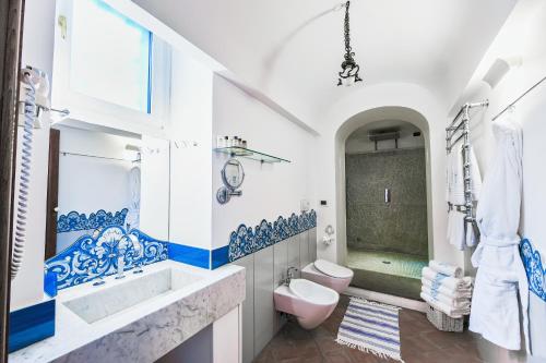 Kylpyhuone majoituspaikassa Ravello Art Apartments