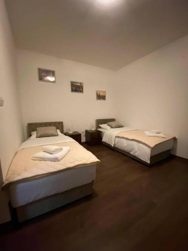 two beds in a small room withermottermott at Podrinjski san in Loznica