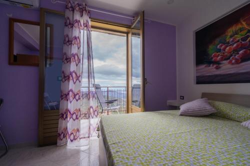 um quarto com uma cama e uma janela com vista em Casa Vacanze dell'Angelo em San Mauro Castelverde