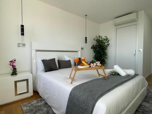 En eller flere senger på et rom på Barreiros Luxury Apartment (Sea view)
