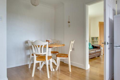 Chestnut Cottage في Felbrigg: غرفة طعام مع طاولة وكرسيين