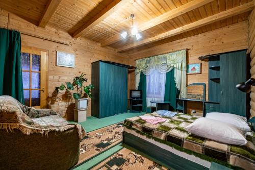 Un dormitorio con una cama y una silla en una habitación. en Mrija, en Yaremche