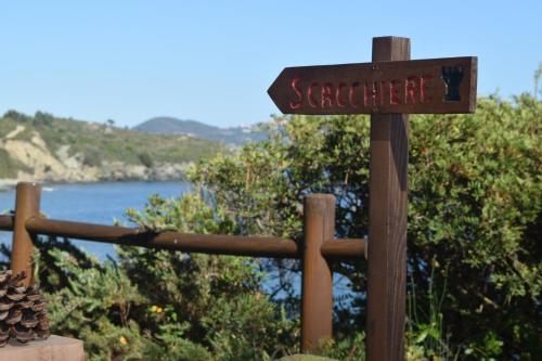 a sign for a garden in front of a fence at Hotel Capo Sud in Lacona
