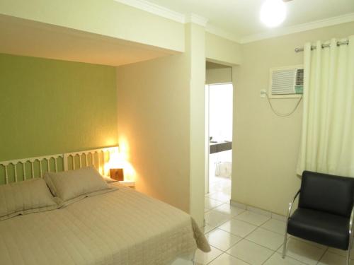 Un pat sau paturi într-o cameră la Domus Hotel Ituverava