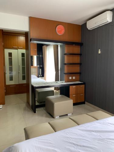 מיטה או מיטות בחדר ב-Platinum Setramurni Guest House Bandung 3BR