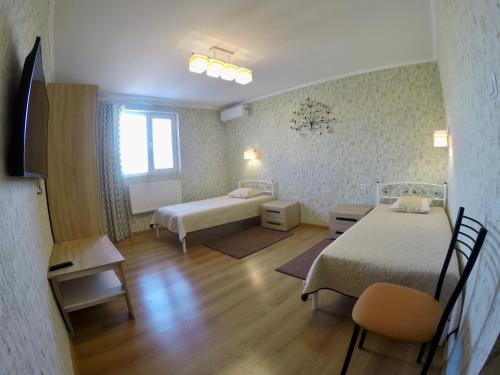 ein kleines Zimmer mit 2 Betten und einem Fenster in der Unterkunft Бутік-отель "Lavanda" in Myrhorod