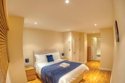 Postel nebo postele na pokoji v ubytování Executive Central MK Apartment-Theatre District