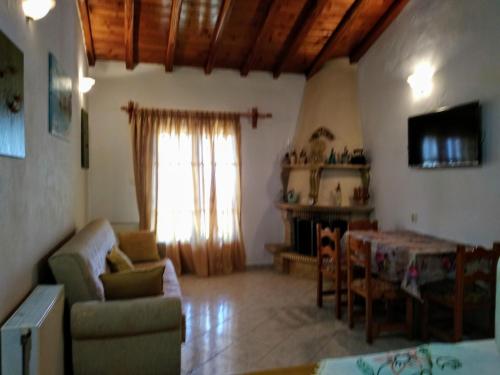- un salon avec un canapé et une table dans l'établissement villa axiothea, à Skiathos Chora