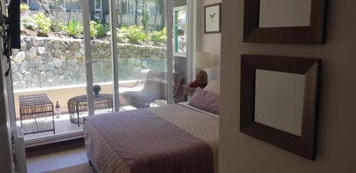 una camera da letto con un letto e una grande finestra di Departamento Pucon espectacular a Pucón