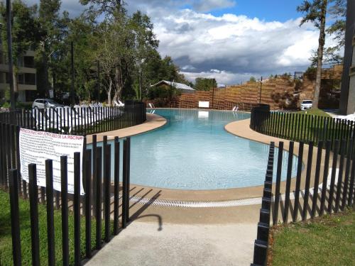 una recinzione intorno alla piscina in un cortile di Departamento Pucon espectacular a Pucón