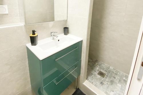 une salle de bain avec un lavabo et un miroir dans l'établissement LE ESTELLA APPART - PARKING WIFI au CALME 2 Min PLAGES - Résid LE RAYOL - TOP PROS SERVICESConciergerie La Grande Motte, à La Grande Motte