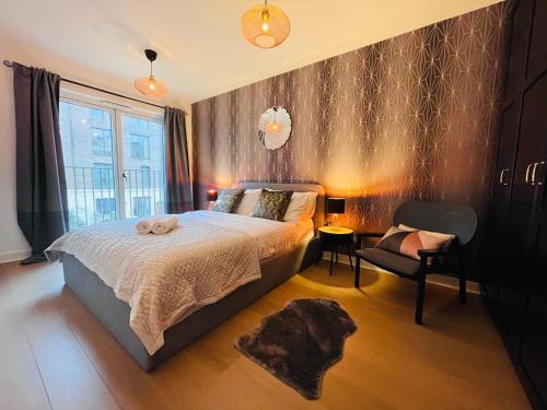 sypialnia z łóżkiem, krzesłem i oknem w obiekcie Olympic Family Home, With Own Garden Bliss w Londynie