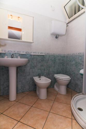 a bathroom with a sink and a toilet at Casamareblu in Parghelia