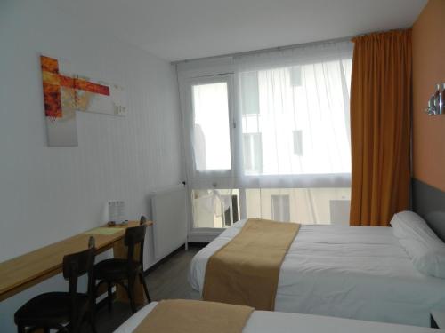 Ένα ή περισσότερα κρεβάτια σε δωμάτιο στο Logis Hôtel L'Elancèze