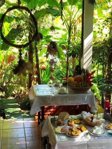 een tafel met borden eten erop bij Pousada do Mineiro in Trancoso