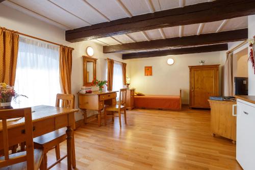 cocina y sala de estar con mesa y sillas en Pension Paseka en Litomyšl