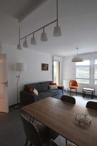 un salon avec une table et un canapé dans l'établissement Escale à Saint Wary classé 4 Étoiles, à Saint-Valery-sur-Somme