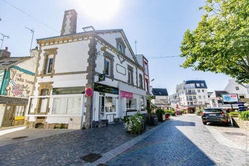 une rue pavée dans une ville avec un bâtiment dans l'établissement Quiberon centre ville, plage 300m, à Quiberon