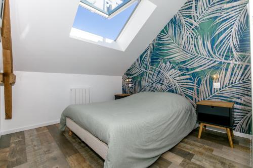 ein Schlafzimmer mit einem Bett und einer blau-weißen Tapete in der Unterkunft Quiberon centre ville, plage 300m in Quiberon