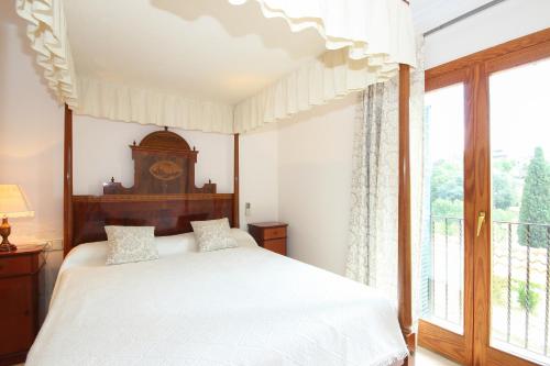 una camera con un letto e una grande finestra di Casa Cristòfol a Campanet