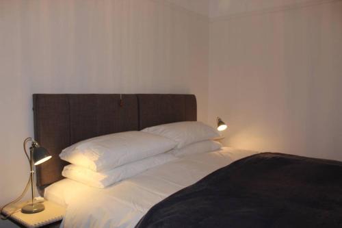 מיטה או מיטות בחדר ב-Luxury townhouse in town centre, views, river walk