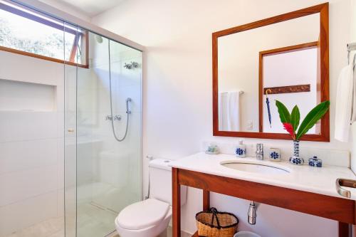 a bathroom with a shower and a sink and a toilet at Pousada Catarina in Paraty