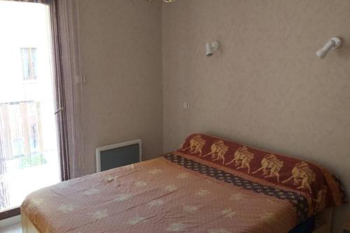 1 dormitorio con 1 cama en una habitación con ventana en Joli appartement T2 au village de Rochebrune 05190, en Rochebrune