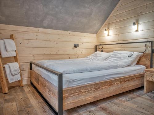 Tleń Lodge - domy całoroczne z jacuzzi w cenie!にあるベッド