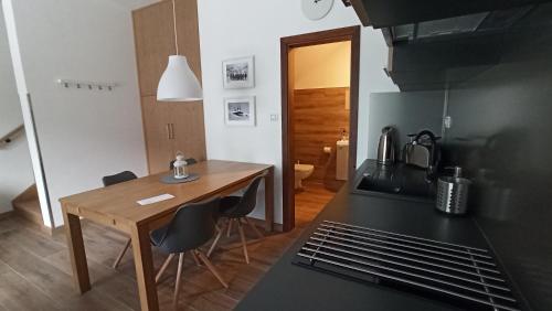 Kuchyň nebo kuchyňský kout v ubytování Apartmány Pod Modřínem