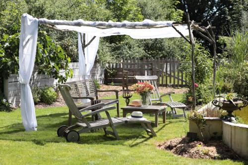 a group of chairs and a table in a yard at Relais de Chasse la Chaignaie in Montaigu-Vendée