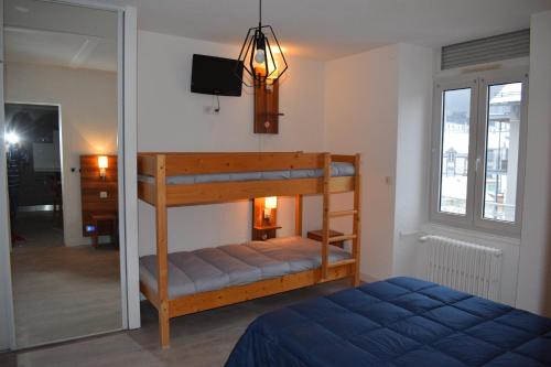 - une chambre avec 2 lits superposés et une télévision dans l'établissement Résidence Bardon-Perry, à Le Mont-Dore