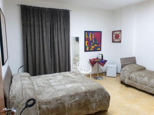 ein Schlafzimmer mit einem Bett und einem Sofa in der Unterkunft B&B HERCULANEUM RUINS in Ercolano