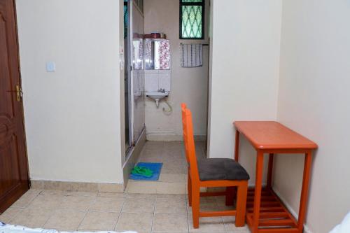 奈瓦沙的住宿－Rubistones，客房设有书桌、椅子和桌子。