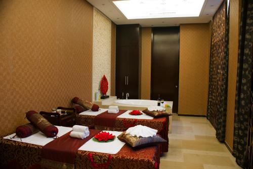 a bathroom with two beds and a bath tub at Yangzhong Firth Jinling Grand Hotel in Yangzhong