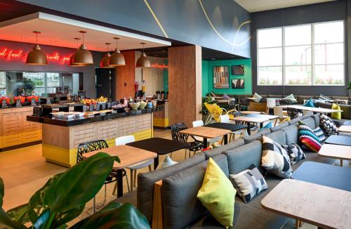 a restaurant with tables and chairs and a bar at ibis Sao Paulo Tatuape in Sao Paulo