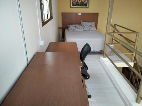 a small room with two desks and a bed at Loft em Botucatu prox unesp rubiao jr in Botucatu
