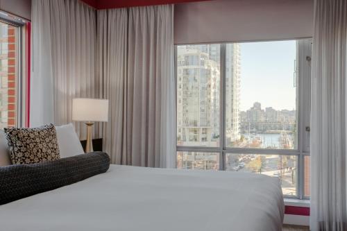 バンクーバーにあるOPUS Vancouverのベッドルーム(大型ベッド1台、大きな窓付)