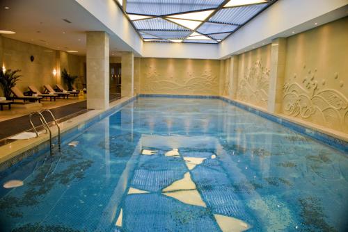 a large swimming pool in a hotel with a ceiling at Yangzhong Firth Jinling Grand Hotel in Yangzhong