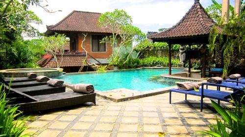 una piscina davanti a una casa di Ubud Bungalow ad Ubud