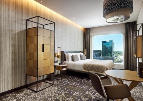 pokój hotelowy z łóżkiem i dużym oknem w obiekcie InterContinental Perth City Centre, an IHG Hotel w mieście Perth