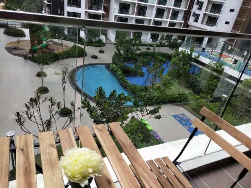 balcón con banco y piscina en The Oaks Family Suite @ Midhills Genting Highlands, en Genting Highlands