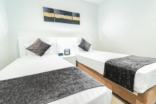 Ліжко або ліжка в номері Absolute Beachfront Opal Cove Resort