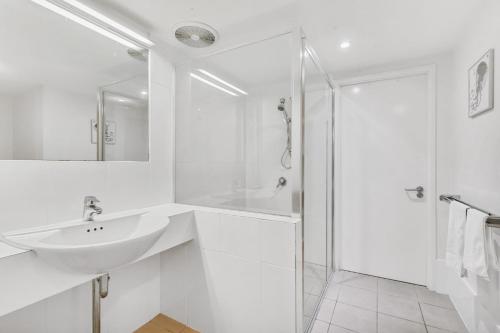 une salle de bain blanche avec un lavabo et une douche dans l'établissement Lookout Unit 8, à Point Lookout