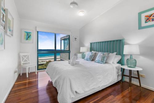 une chambre avec un lit avec vue sur l'océan dans l'établissement Lookout Unit 8, à Point Lookout
