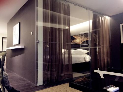 Un pat sau paturi într-o cameră la M Roof Hotel & Residences