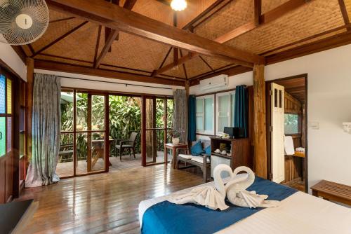 Un pat sau paturi într-o cameră la RimPai Cottage