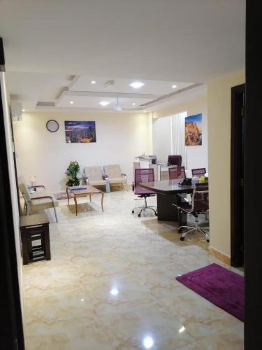 an office with desks and chairs in a room at Durrat Alkhuwair Hotel Apartment درة الخوير للشقق الفندقية in Muscat