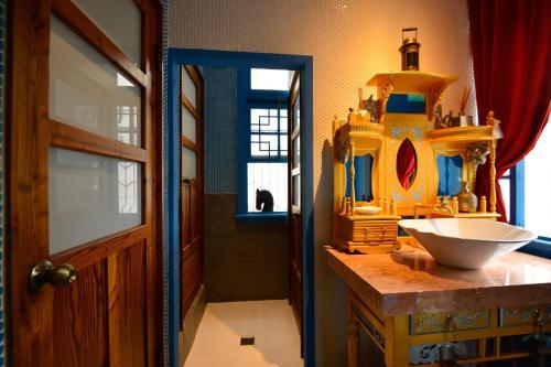 台南的住宿－赤崁璽樓，一间带水槽和大镜子的浴室